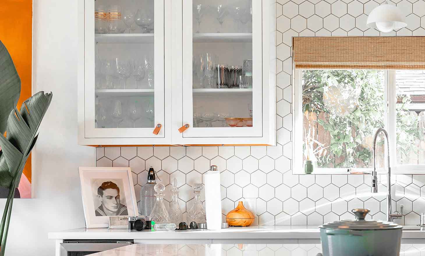 A close-up of the kitchen photo compressed with Photoshop at 2x scale, centering on a cabinet and background tiles, with various accessories on the counter. The grout lines don’t show any pixelation on retina screens.